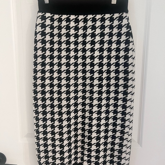 Black and White Houndstooth Skirt - Picture 3 of 7